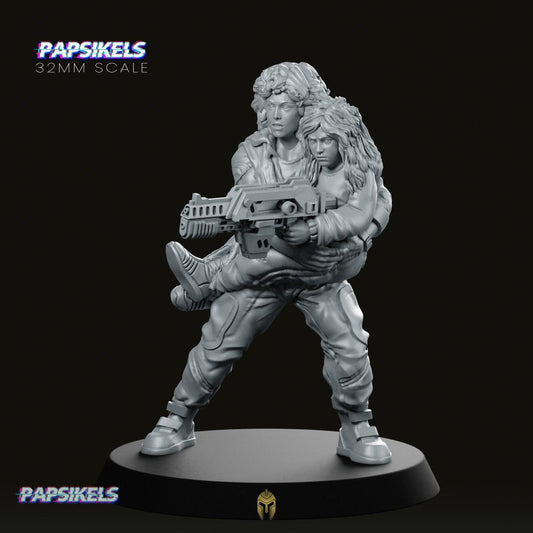 Aliens Lannie with Child – Future War Miniature - We Print Miniatures